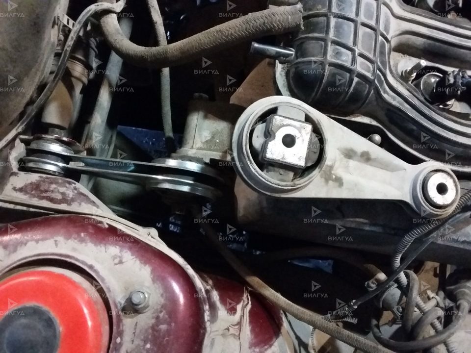 Подушки двигателя на Toyota Avensis T27